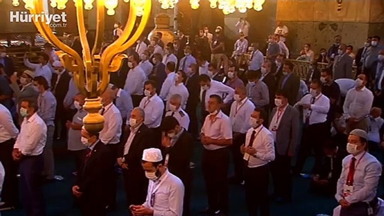 Ayasofya Camii'nde ilk cuma namazı öncesi öğle ezanı okundu