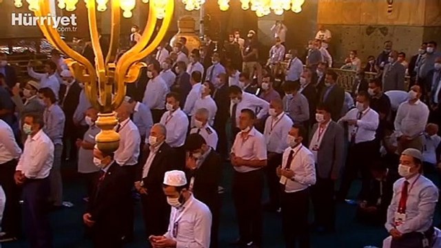 Ayasofya Camii'nde ilk cuma namazı öncesi öğle ezanı okundu