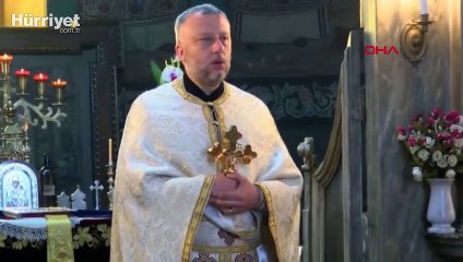 Bulgaristan'da bir ayinde yüzlerce kişi aynı tastan kutsanmış su içti