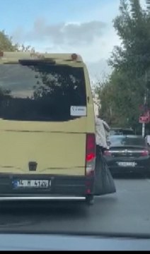 Güngören'de minibüs kapısından sarkarak yolculuk