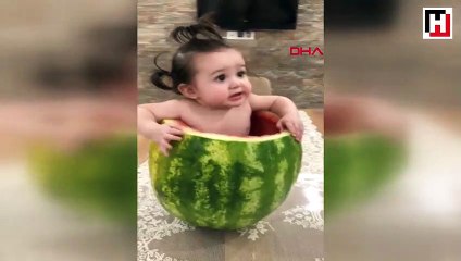 7 aylık bebeğini, içini oyduğu karpuzda serinletti