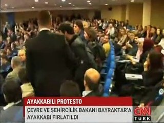 BAKAN BAYRAKTAR'A AYAKKABI FIRLATILDI