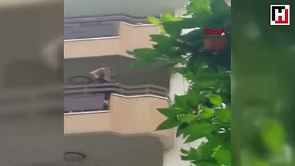 Bunalıma girip evindeki eşyaları balkondan attı