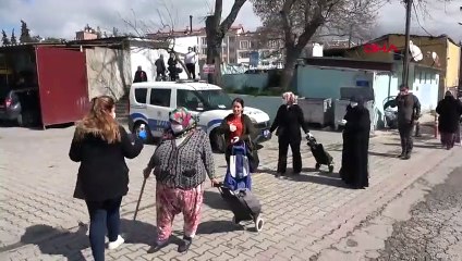Pazar yerine girişte, 500 metrelik kuyruk oluştu
