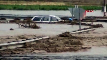 Denizli-Aydın yolunu sel ulaşıma kapadı