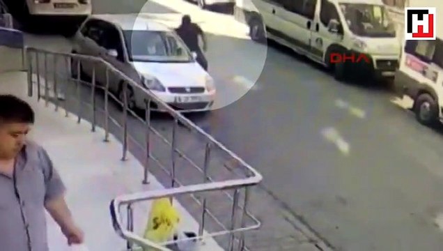 Maskeli saldırgan otomobildeki kişiye kurşun yağdırdı