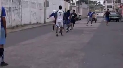 Trabajando fabricando pelotas de Indor