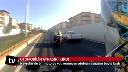 Yol vermeyen arabanın aynasını kıran motorcu