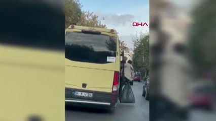 GÜNGÖREN'DE MİNİBÜS KAPISINDAN SARKARAK YOLCULUK