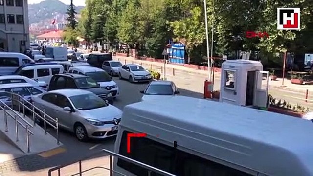 Gözaltına alınan babasının peşinden koştu