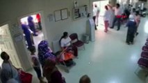 Sopalı saldırıya uğrayan doktorun hasta yakını ile yumruk yumruğa kavgasının görüntüleri ortaya çıktı