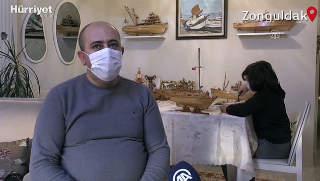 Zabıta memuru, oğluyla beraber maket gemi yapıyor