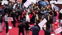 Tayvan parlamentosunda milletvekilleri birbirine bağırsak fırlattı