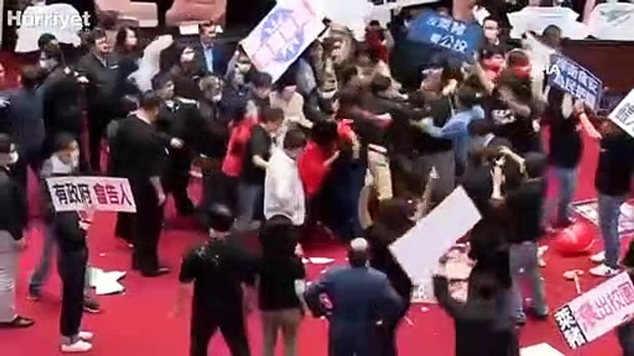 Tayvan parlamentosunda milletvekilleri birbirine bağırsak fırlattı