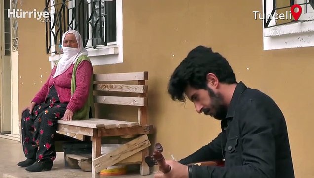 Bağlamasıyla sokak sokak dolaşıp yaşlılara konser veriyor