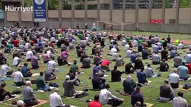 Bağcılar Mahmutbey Stadı'nda yüzlerce kişi namaz kıldı