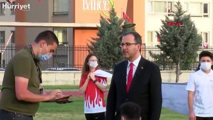 Bakan Kasapoğlu, milli sporcularla saat 19.19'da İstiklal Marşı'nı okudu