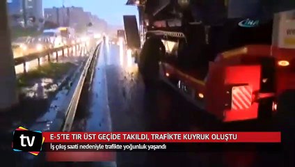 E-5'te TIR üst geçide takıldı, trafikte kuyruk oluştu