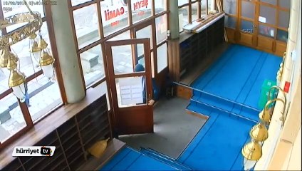 Ağzındaki sakızla camideki bağış kutusunu soydu