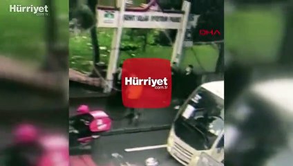 Sağlık çalışanlarını adım adım takip edip darp ettiler! Dehşete düşüren görüntüler