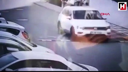 Çarptığı kadınla birlikte bahçeye uçtu