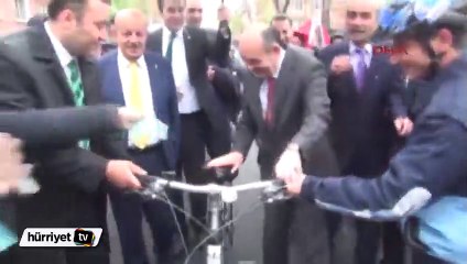 Sağlık Bakanı Müezzinoğlu'un bisiklete bindi