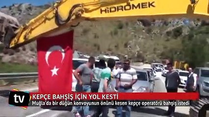 Kepçe operatörü bahşiş için düğün konvoyunu durdurdu