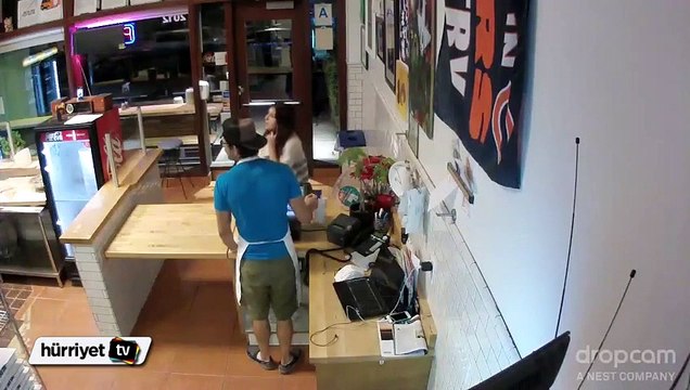 Bahşiş kutusunu boşaltırken yakalandı