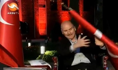 Bakan Soylu'nun canlı yayında zor anları! Üzerine bayrak devrildi