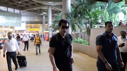 Airport पर स्पॉट हुए Sonu Sood