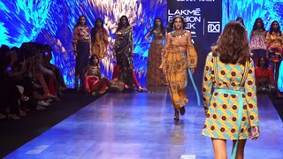 Lakme Fashion Week 2022 में चित्रांगदा सिंह ने ईशा अमीन के लिए रैंप वॉक किया