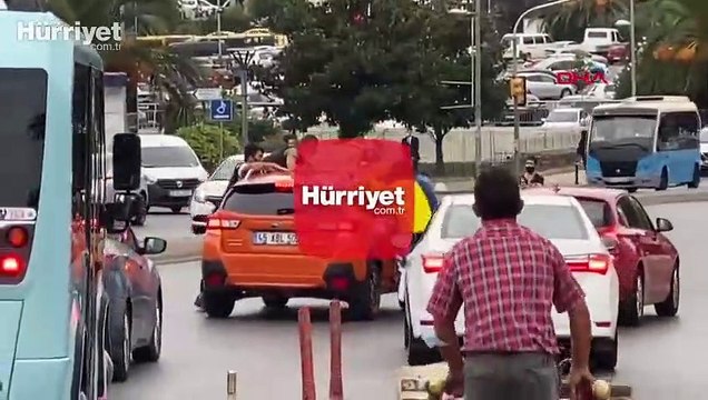 Gelin arabalarından bahşiş toplamak için canlarını tehlikeye attılar