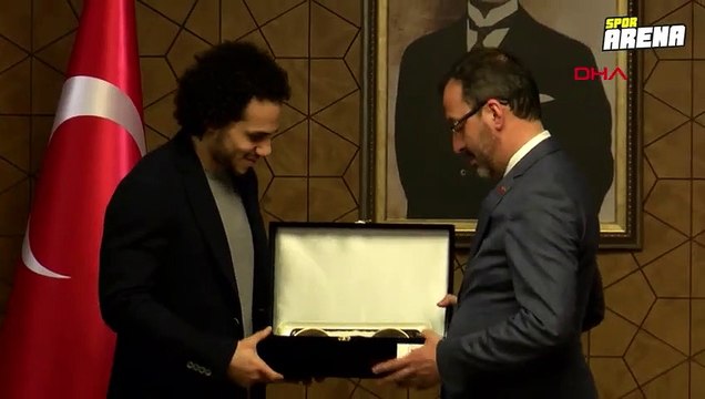Bakan Kasapoğlu, Shane Larkin'e Türkiye Cumhuriyeti kimliği verdi