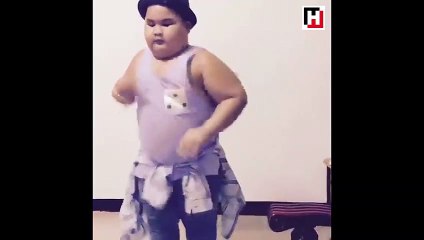 Kendinden geçerek dans eden tombiş çocuk!