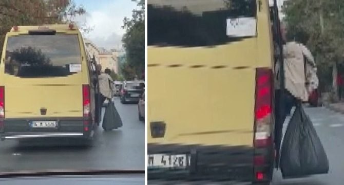 İstanbul’da minibüs kapısından sarkarak yolculuk