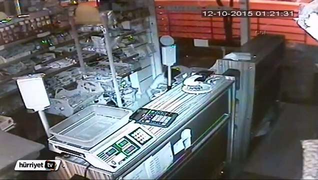 Çaldığı paranın sahte olup olmadığına baktı