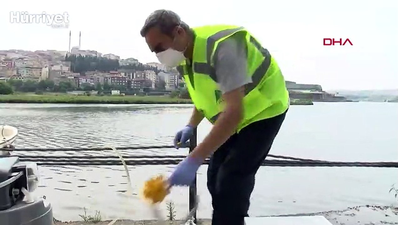 Çevre ve Şehircilik Bakanlığı ekipleri Haliç'ten numune alıyor