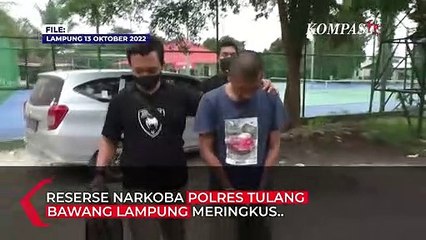 Скачать видео: Diduga Jadi Bandar Narkoba, ASN di Lampung Diringkus Polisi dengan Barang Bukti Sabu