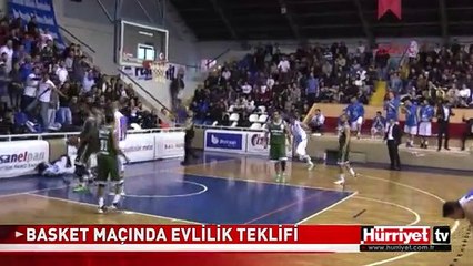 BASKET MAÇINDA EVLİLİK TEKLİFİ