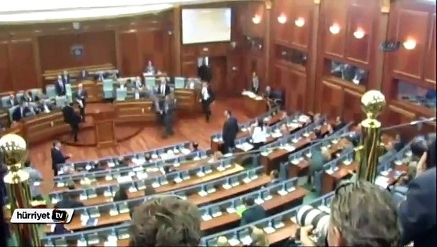 Kosova Başbakanı'na yumurtalı protesto