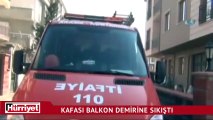 Kafası balkon demirlerine sıkıştı