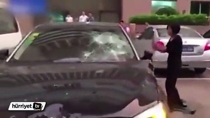 Kocasının arabasını balyozla parçaladı