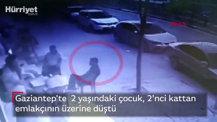 2 yaşındaki çocuk, 2'nci kattan emlakçının üzerine düştü
