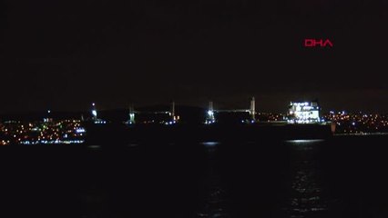 İSTANBUL BOĞAZI'NDA MAKİNE ARIZASI YAPAN GEMİ RÖMORKÖRLERLE BÜYÜKDERE'YE ÇEKİLDİ