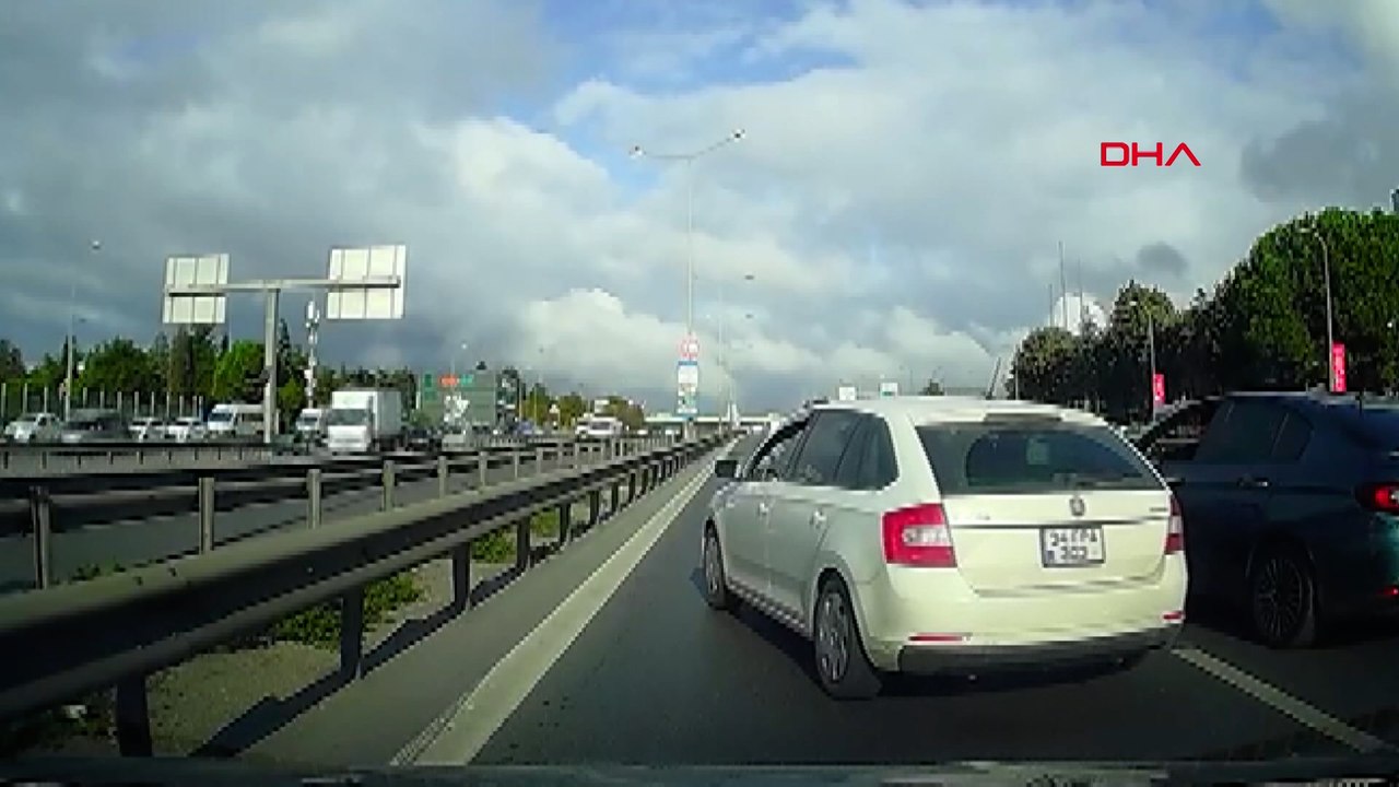 Sürücülerin inatlaşarak trafiği tehlikeye attığı anlar kamerada