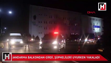 Jandarma balkondan girdi, şüphelileri uyurken yakaladı