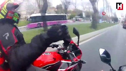 Beşiktaş'ta bir anda şeridinden çıkan otomobile motosikletli çarptı