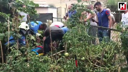 Ailesini göremediği için baltayla çatıya çıkan adam aşağı düştü