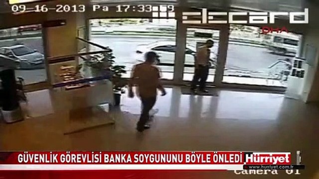 GÜVENLİK GÖREVLİSİ BANKA SOYGUNUNU BÖYLE ÖNLEDİ...