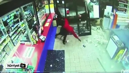 Markete kamyonla girip bankamatiği çaldılar.